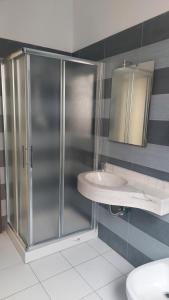 ein Bad mit einer Dusche und einem Waschbecken in der Unterkunft Hotel La Torre in Formigine