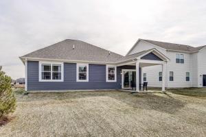 uma casa com uma casa azul e branca em Vacation Rental Near Geist Reservoir 7 Mi Away! em Fishers