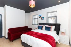 Кровать или кровати в номере No 10 Apartments