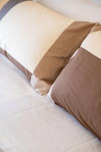 un primer plano de una almohada en una cama en Suite Hidalgo De Menezes, en Bari