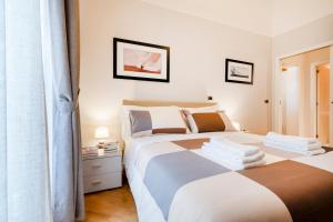 1 dormitorio con 2 camas y ventana en Suite Hidalgo De Menezes, en Bari