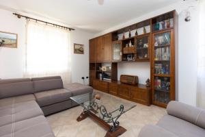 sala de estar con sofá y mesa en Villa Anna, en Moncalieri