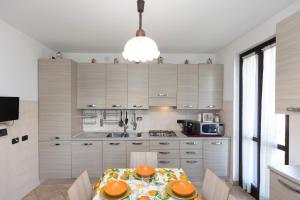 una cocina con una mesa con platos naranjas. en Villa Anna, en Moncalieri