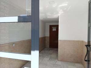 um corredor com uma porta para um quarto em Le Panorama Appartement em El Campello