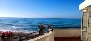 een balkon met uitzicht op de oceaan bij Seaside in San Leone