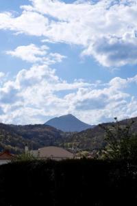 - une vue sur une montagne avec un ciel bleu et des nuages dans l'établissement • Au Cosy Dôme. •, à Royat