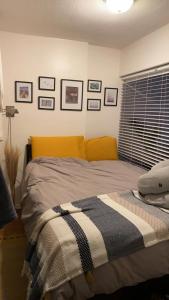 Un dormitorio con una cama con una manta. en Ocean view, en Vancouver
