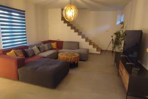 ein Wohnzimmer mit einem Sofa und einem Tisch in der Unterkunft L'escale tout confort in Charleroi