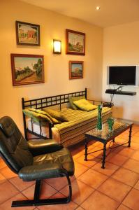 sala de estar con sofá y mesa en Hostal Real, en San Juan del Puerto