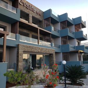 ヘルソニソスにあるEvalia Apartmentsの青いバルコニー付きの建物の外観