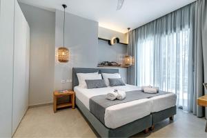 una camera da letto con un letto e due asciugamani di Sailors Luxury Cottage ad Agia Pelagia Chlomou
