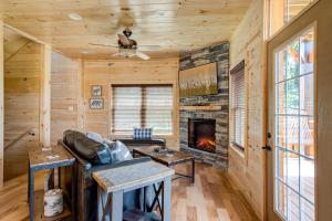 Una sala de estar con chimenea en una cabaña de troncos en Smoky Haven, en Gatlinburg