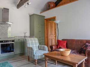 ein Wohnzimmer mit einem Sofa und einem Tisch in der Unterkunft The Dairy in Kingsbridge