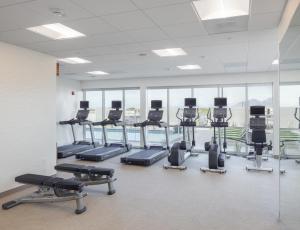 un gimnasio con filas de cintas de correr y máquinas elípticas en SpringHill Suites by Marriott Tucson at The Bridges en Tucson