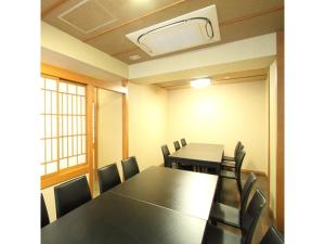 einen Konferenzraum mit einem Tisch und Stühlen in der Unterkunft kamogawa Kan - Vacation STAY 17163v in Kyoto