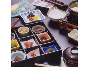 京都的住宿－kamogawa Kan - Vacation STAY 17163v，桌上装满不同种类食物的盒子