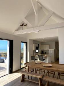 salon ze stołem i krzesłami oraz kuchnię w obiekcie La Cabane de la Plage w mieście Quiberon