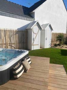 wanna z hydromasażem na drewnianym tarasie w obiekcie La Cabane de la Plage w mieście Quiberon