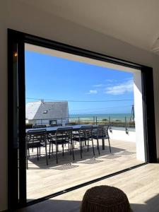 widok na stół i krzesła z okna w obiekcie La Cabane de la Plage w mieście Quiberon