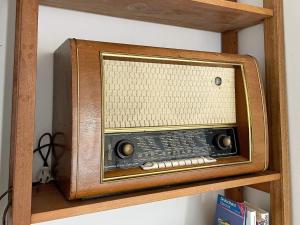 an old radio sitting on a wooden shelf at Holiday home VETLANDA in Vetlanda