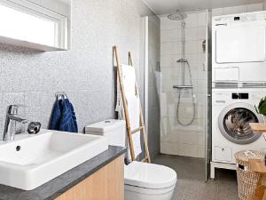 een badkamer met een wastafel en een wasmachine bij Holiday home VÄSTRA FRÖLUNDA in Västra Frölunda