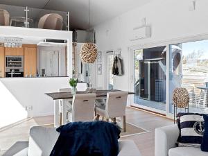 een keuken en eetkamer met een tafel en stoelen bij Holiday home VÄSTRA FRÖLUNDA in Västra Frölunda