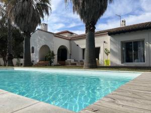 willa z basenem przed domem w obiekcie Villa avec magnifique piscine et grand jardin, à 2 pas du golf et de la plage w mieście Saint-Cyprien