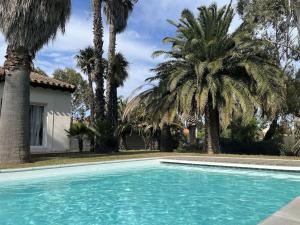 Basen w obiekcie Villa avec magnifique piscine et grand jardin, à 2 pas du golf et de la plage lub w pobliżu