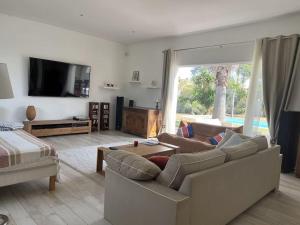 Telewizja i/lub zestaw kina domowego w obiekcie Villa avec magnifique piscine et grand jardin, à 2 pas du golf et de la plage