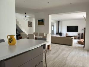Telewizja i/lub zestaw kina domowego w obiekcie Villa avec magnifique piscine et grand jardin, à 2 pas du golf et de la plage