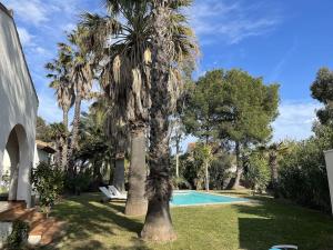 Basen w obiekcie Villa avec magnifique piscine et grand jardin, à 2 pas du golf et de la plage lub w pobliżu