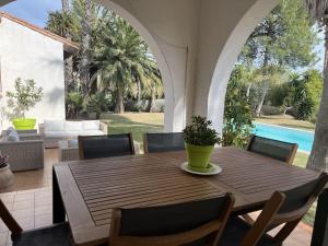 Basen w obiekcie Villa avec magnifique piscine et grand jardin, à 2 pas du golf et de la plage lub w pobliżu