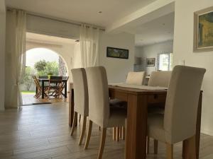 Telewizja i/lub zestaw kina domowego w obiekcie Villa avec magnifique piscine et grand jardin, à 2 pas du golf et de la plage