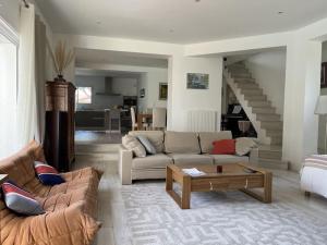Część wypoczynkowa w obiekcie Villa avec magnifique piscine et grand jardin, à 2 pas du golf et de la plage