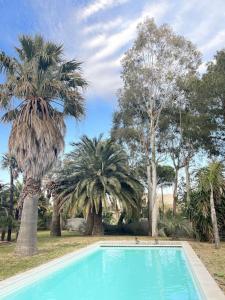 Basen w obiekcie Villa avec magnifique piscine et grand jardin, à 2 pas du golf et de la plage lub w pobliżu