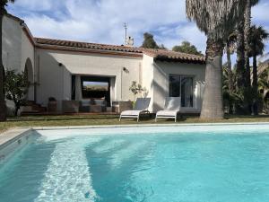 Basen w obiekcie Villa avec magnifique piscine et grand jardin, à 2 pas du golf et de la plage lub w pobliżu
