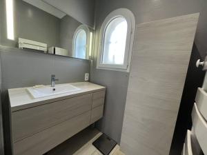 łazienka z umywalką i oknem w obiekcie Villa avec magnifique piscine et grand jardin, à 2 pas du golf et de la plage w mieście Saint-Cyprien