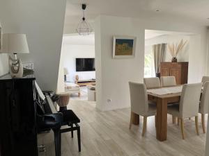 Telewizja i/lub zestaw kina domowego w obiekcie Villa avec magnifique piscine et grand jardin, à 2 pas du golf et de la plage