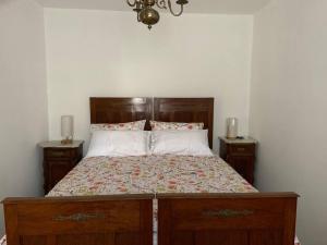 um quarto com uma cama grande e 2 mesas de cabeceira em Piazzetta della Croce em Anghiari