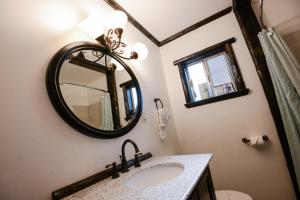 W łazience znajduje się umywalka i lustro. w obiekcie Timberline Lodge w mieście Big Bear Lake