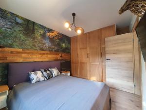 Rúm í herbergi á Apartamenty Stara Wisła