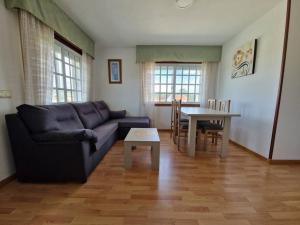 sala de estar con sofá y mesa en Apartamento cerca de la playa, en Pontevedra