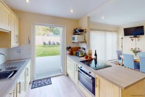 Kuchyň nebo kuchyňský kout v ubytování CROYDE OCEAN TIDE 3 Bedrooms