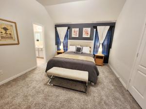- une chambre avec un lit et une chaise dans l'établissement Anderson Lake Stays by ION Rentals near Downtown Med Center NRG Stadium Beltway 8, à Houston