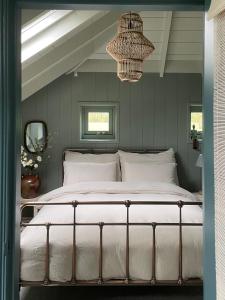 Tempat tidur dalam kamar di Klein Bosland by Logeren bij Saar