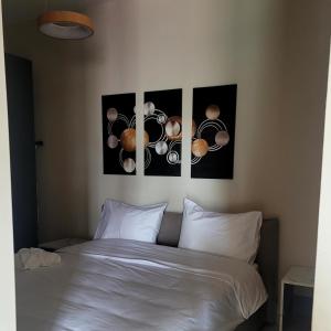 una camera da letto con quattro immagini di pianeti sul muro di @Bazaar a Tirana Altre 21 foto