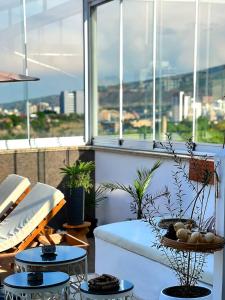 un soggiorno con 2 tavoli e un divano di fronte a una finestra di Marmenio Hotel - Tbilisi a Tbilisi City