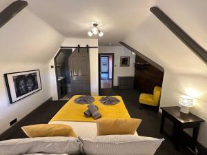 1 dormitorio con 1 cama grande con manta amarilla en Green Corner Villa - No.5 Walls Hill Apartment en Torquay