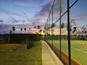 una pista de tenis con red en una pista de tenis en Porto de Galinhas - Muro Alto, Mana Beach Experience, en Porto de Galinhas