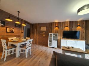 Sjónvarps- og/eða afþreyingartæki á Apartamenty Stara Wisła
